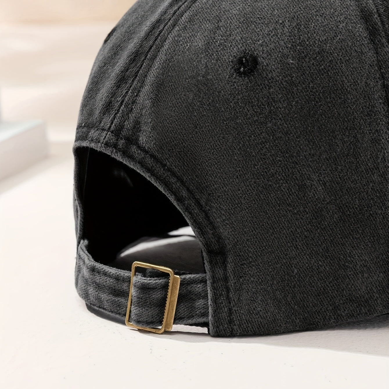 Aleksi™ | Kulutettu baseball-lippis perhoselementeillä